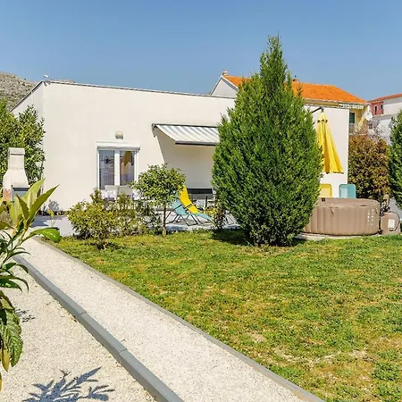 House Christine * تروغير