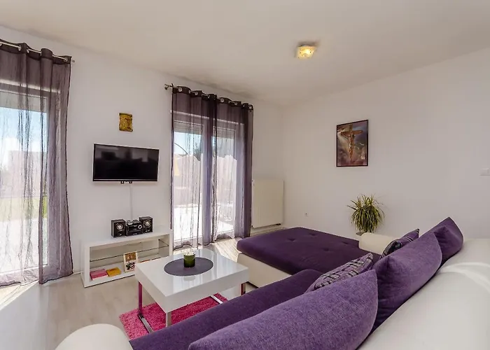 House Christine טרוגיר